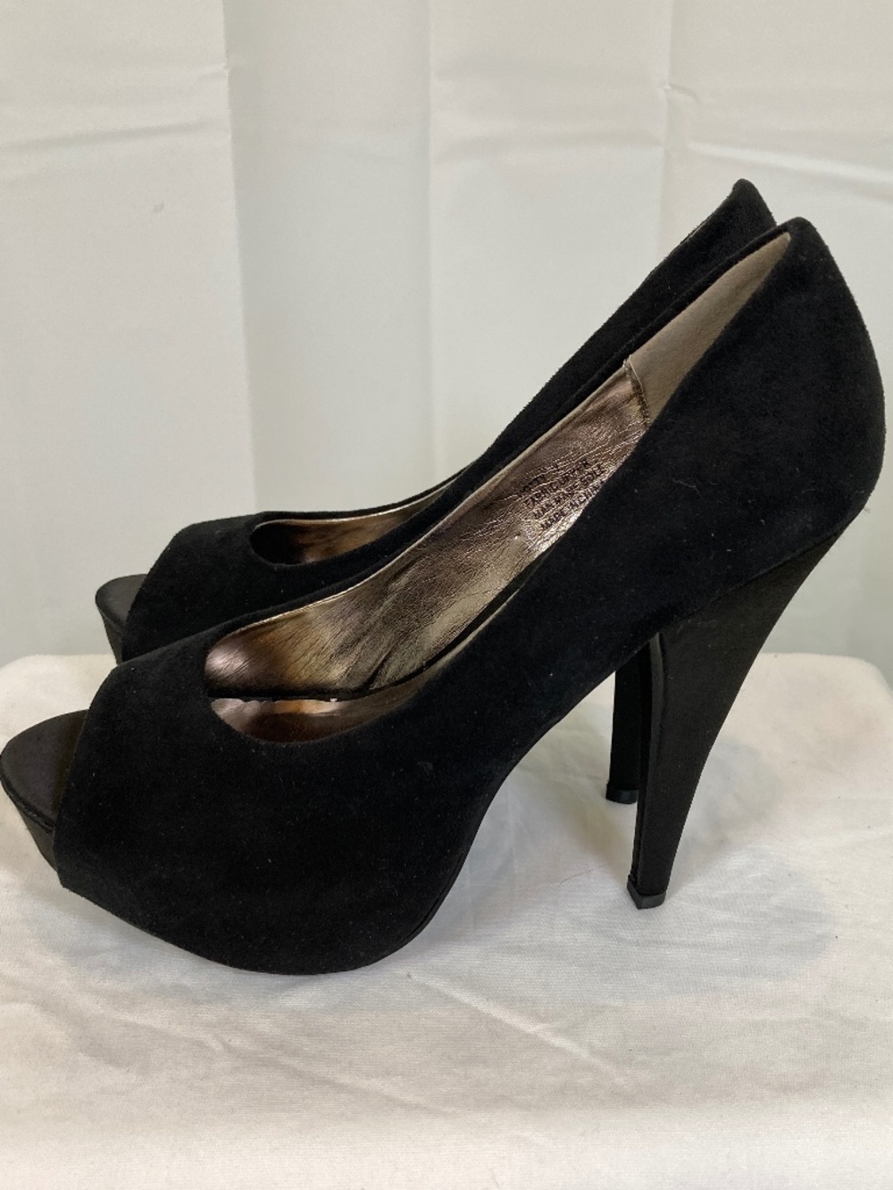zLondon Black Peep Toe Platform Heels Sz 7 NIB Never Worn Suede Feel Payless